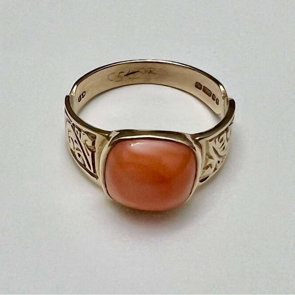 9k Gold Vintage Coral Ring